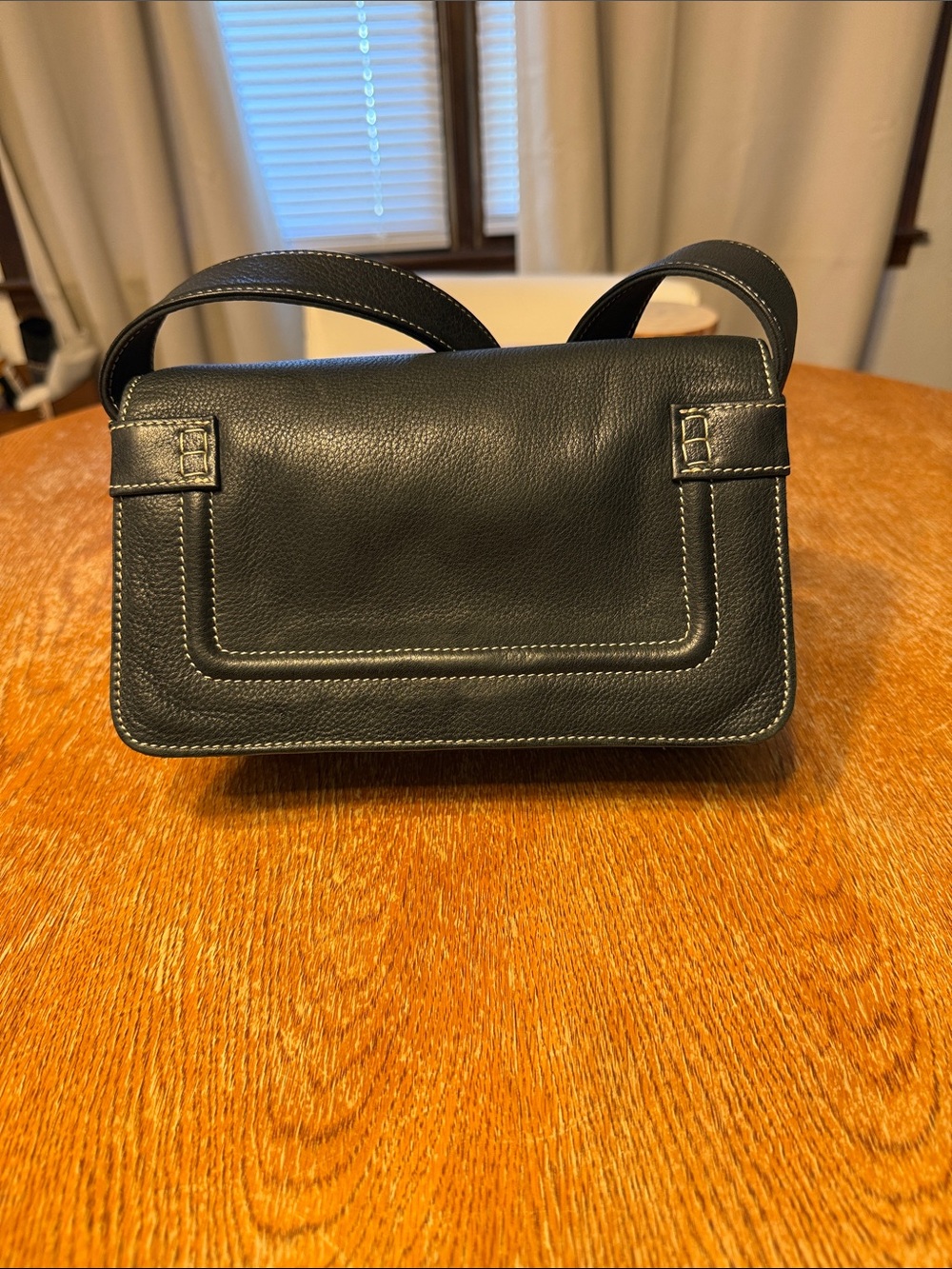 Fossil Black Leather Shoulder Bag with Contrast Stitching